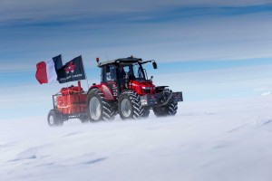 The exciting tractor expedition departed into the vast icescape for its 5000 km journey.