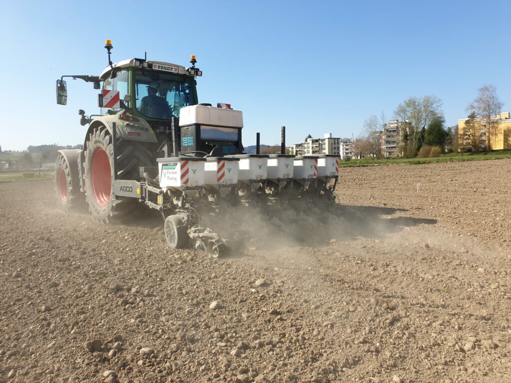 Planting sugar beets on the Swiss Future Farm under very dry conditions.
